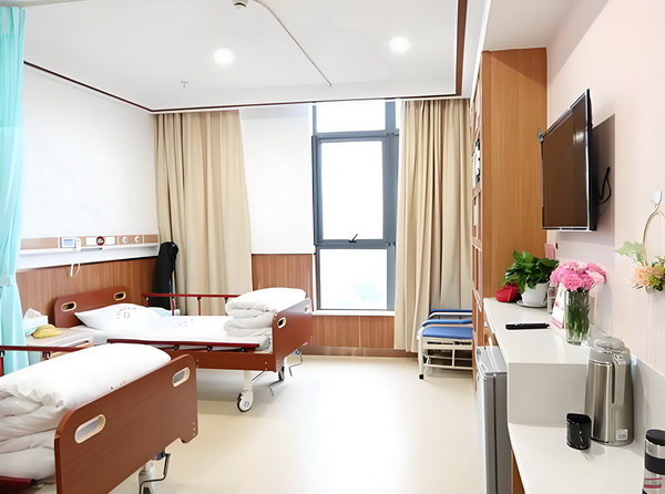 深圳入户加分资格证_冯骥荐电影南京照相馆：没有抒情只有血的事实 下一后张女二人领证某产